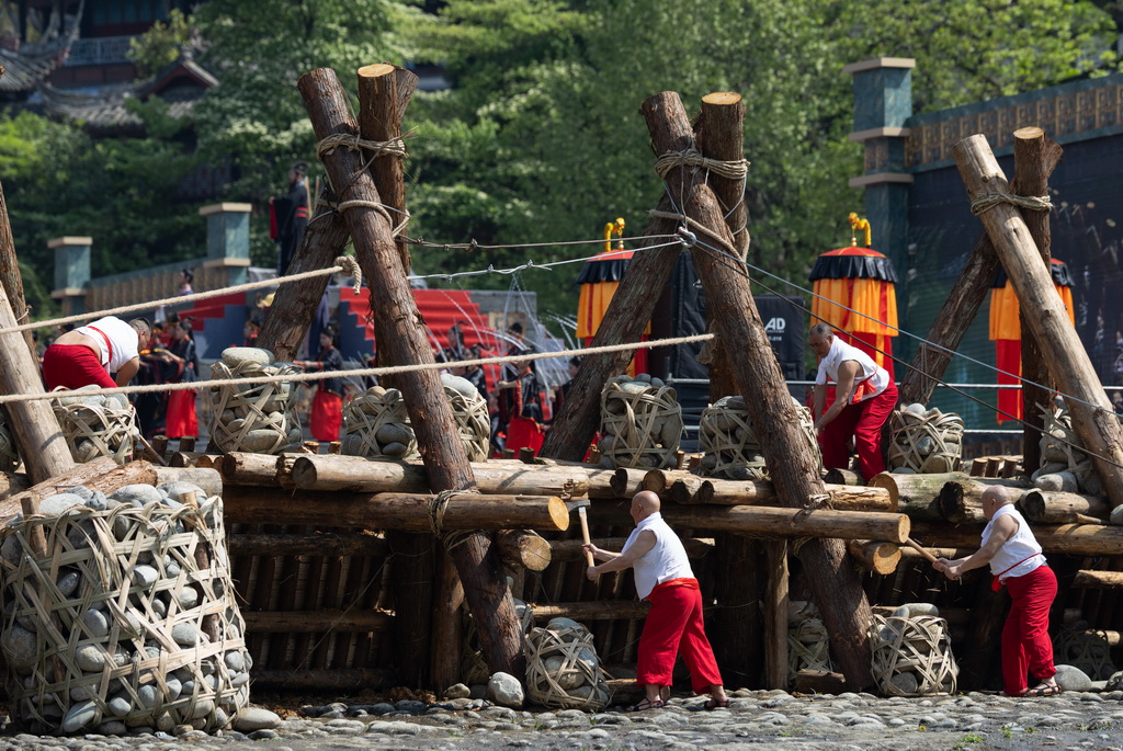 4月3日，在2026都江堰放水大典上，堰工举起利斧砍杩槎。