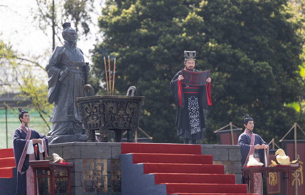 4月3日，在2026都江堰放水大典上，主祭人诵读祭文。