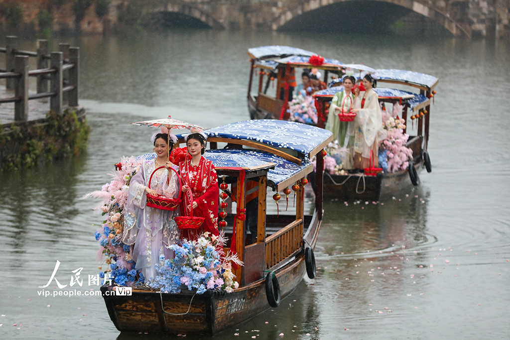 浙江德清：水上撒蚕花 祈愿蚕桑丰收【4】