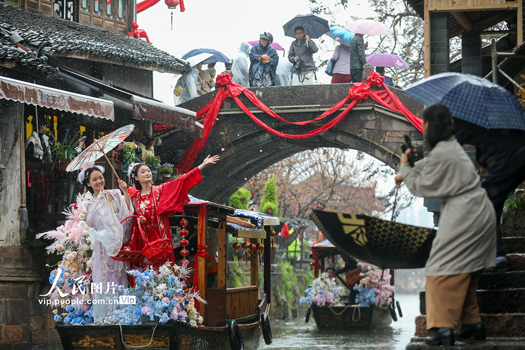浙江德清:水上撒蚕花 祈愿蚕桑丰收【2】