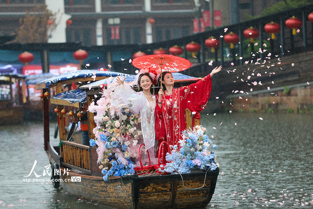 浙江德清：水上撒蚕花 祈愿蚕桑丰收【9】