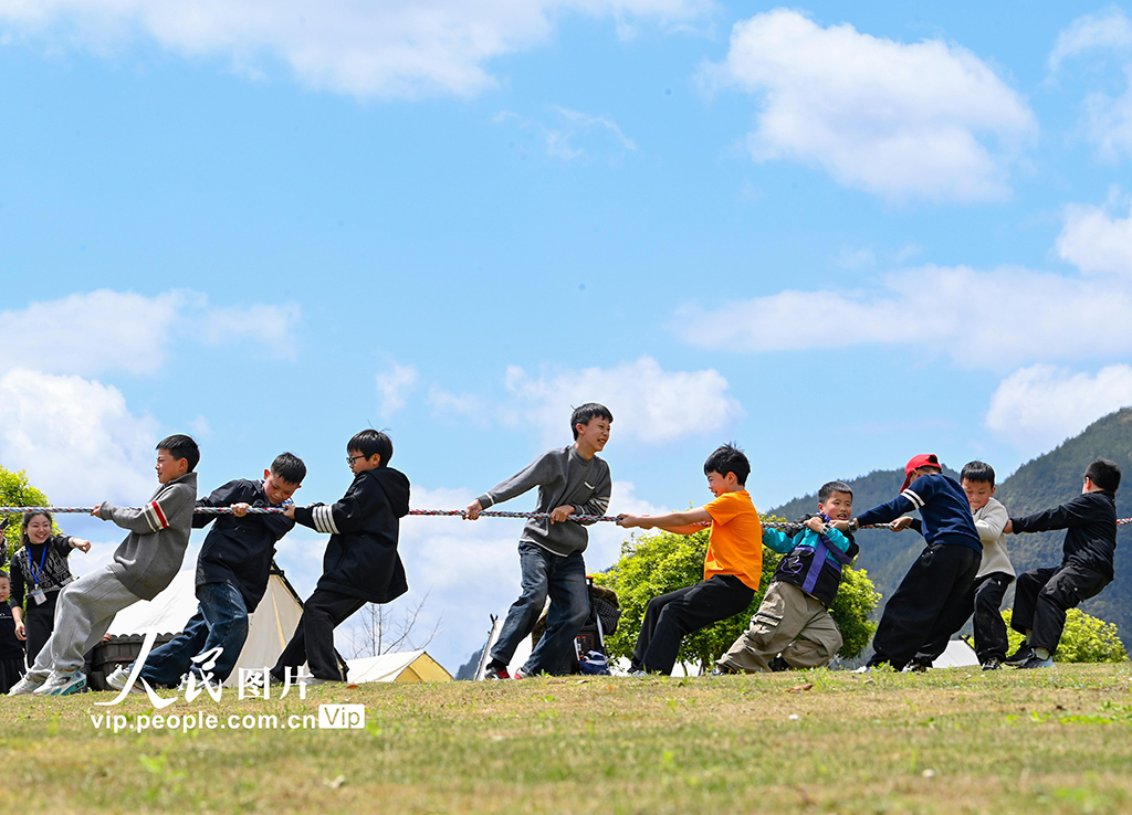重庆：趣味拔河 乐享春假【3】