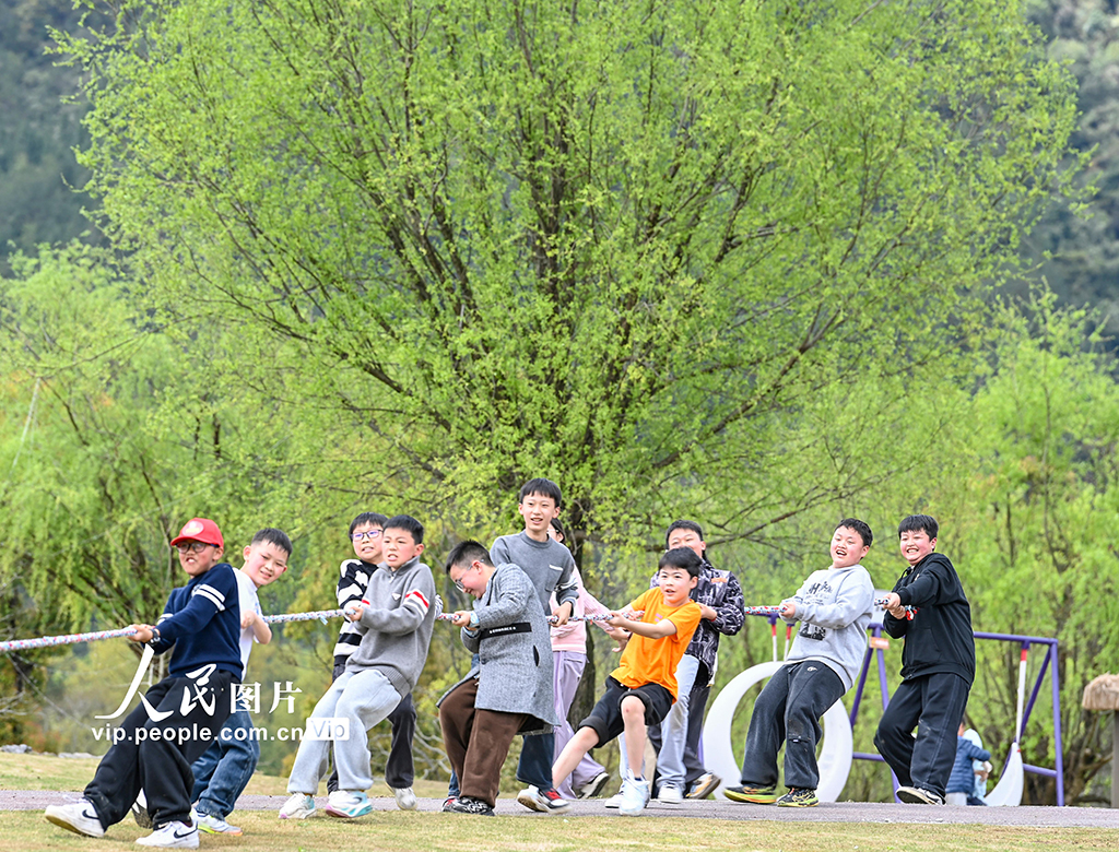重庆：趣味拔河 乐享春假【4】