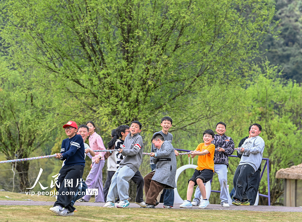 重庆：趣味拔河 乐享春假【2】