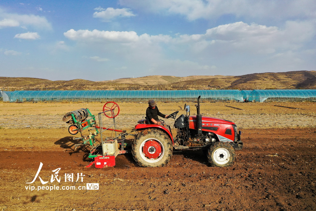 宁夏西吉:旋耕覆膜忙春种【5】