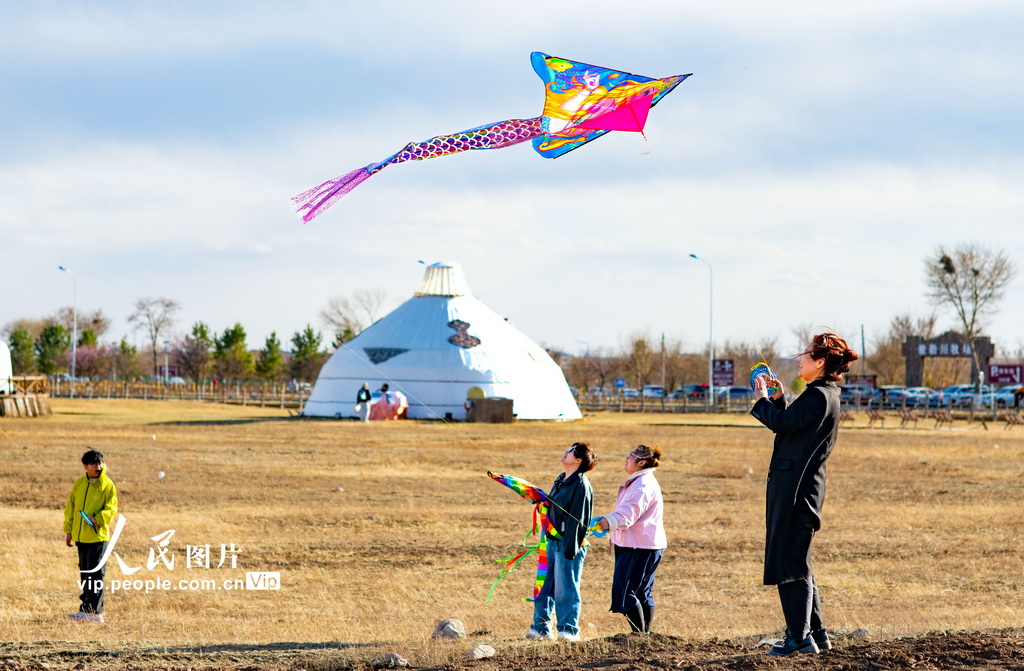 2026年4月5日，风筝爱好者在呼和浩特敕勒川草原放飞大型软体风筝。