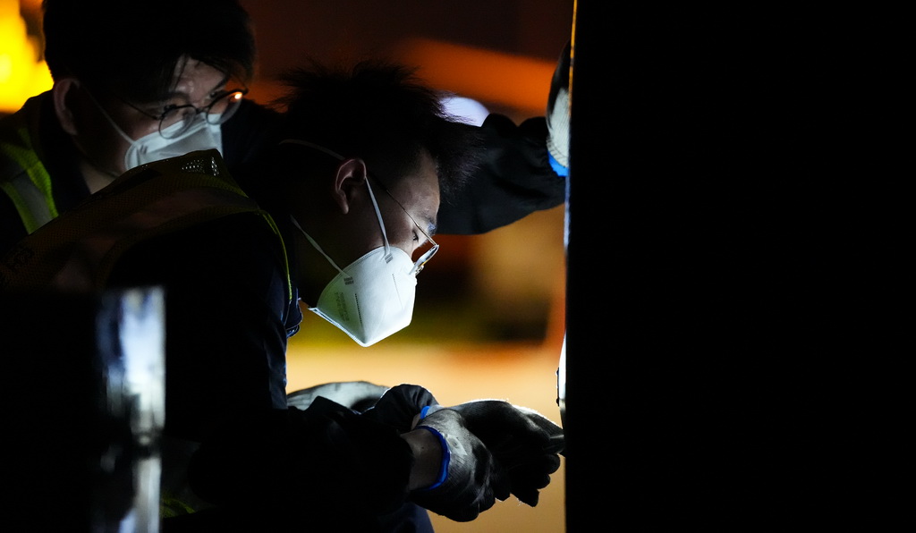 在海口美兰国际机场停机坪上，南航工程技术分公司机务工程师对“消博号”彩绘飞机进行深度检查（4月4日摄）。