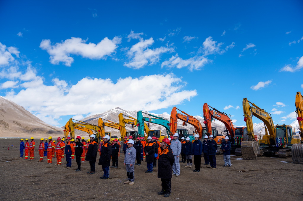 这是中广核西藏当雄乌玛塘50兆瓦光热电站破土动工现场（4月6日摄）。
