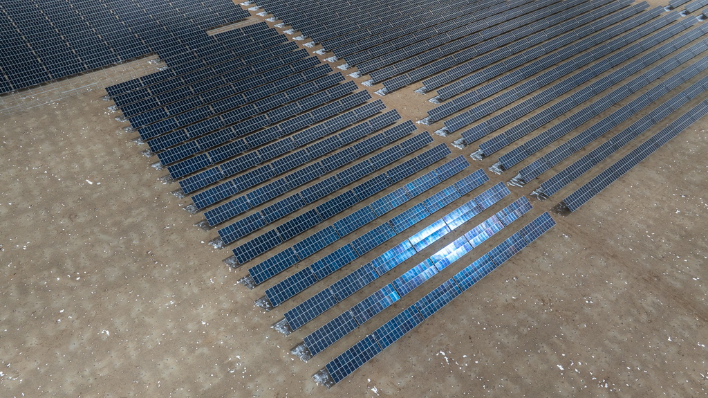 这是中广核当雄乌玛塘“光热+光伏”一体化项目（4月6日摄，无人机照片）。