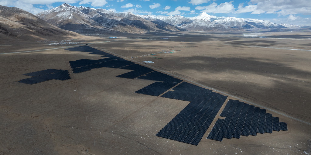 这是中广核当雄乌玛塘“光热+光伏”一体化项目（4月6日摄，无人机照片）。