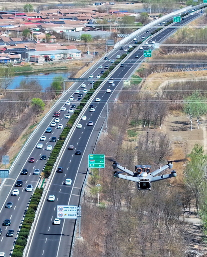 4月6日，天津市公安局交通管理总队高速公路支队采用无人机在津蓟高速上空进行视频定时巡查（无人机照片）。