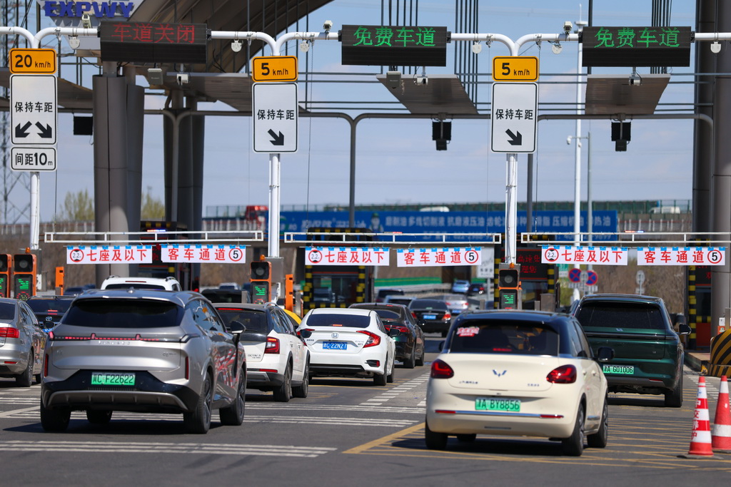 4月6日,小客车有序通过津蓟高速收费站。