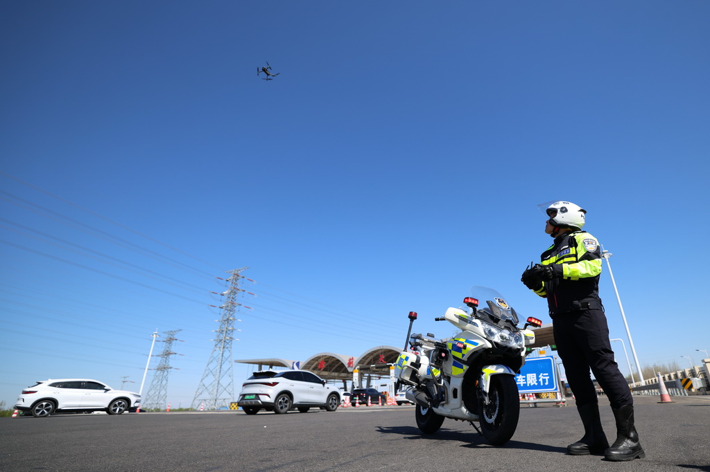 4月6日,天津市公安局交通管理总队高速公路支队交警在津蓟高速收费站出入口手动执飞无人机开展路面重点巡查。