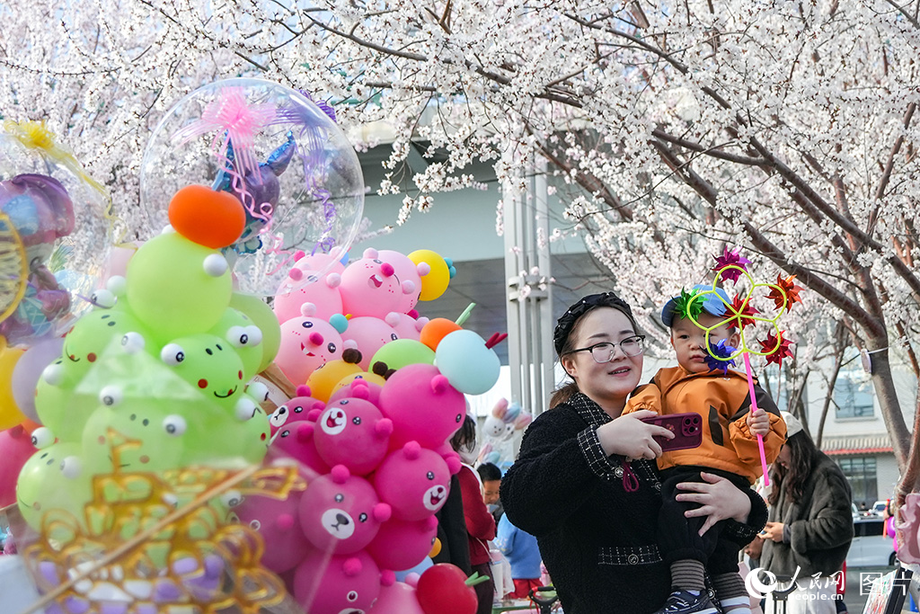 2026年4月5日,内蒙古呼和浩特公主府公园桃花进入盛花期。特色文创、玩具摊位人气火爆,春日“花经济”持续释放消费活力。人民网记者 张力洋摄