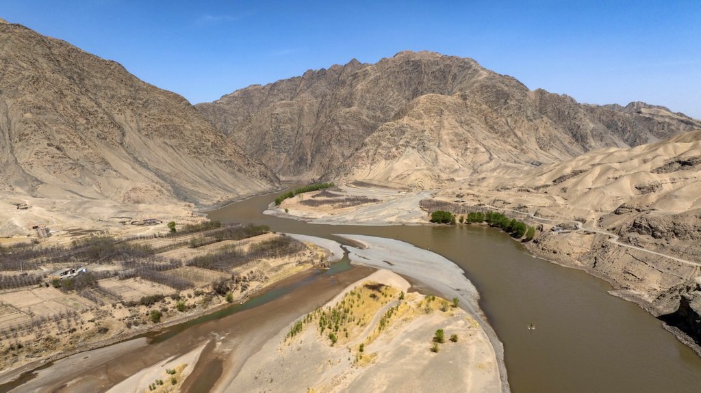 黄河流经南长滩村境内（4月6日摄，无人机照片）。