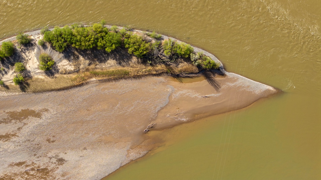 这是4月6日拍摄的南长滩村，滩涂上绿色初现（无人机照片）。