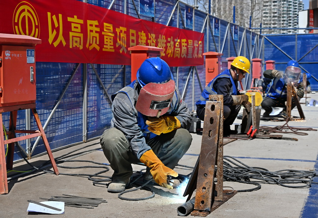 4月8日，在青岛市南京路1号项目比赛现场，选手参加电焊工个人赛。