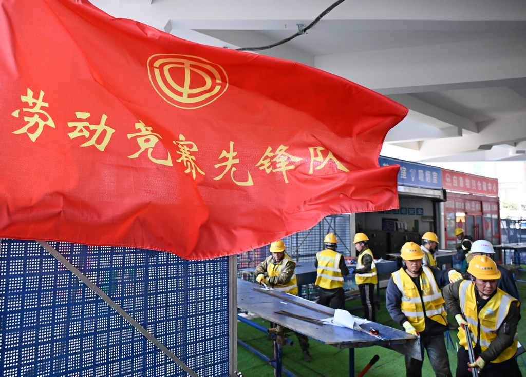 4月8日，在青岛市南京路1号项目比赛现场，选手参加钢筋工团体赛。