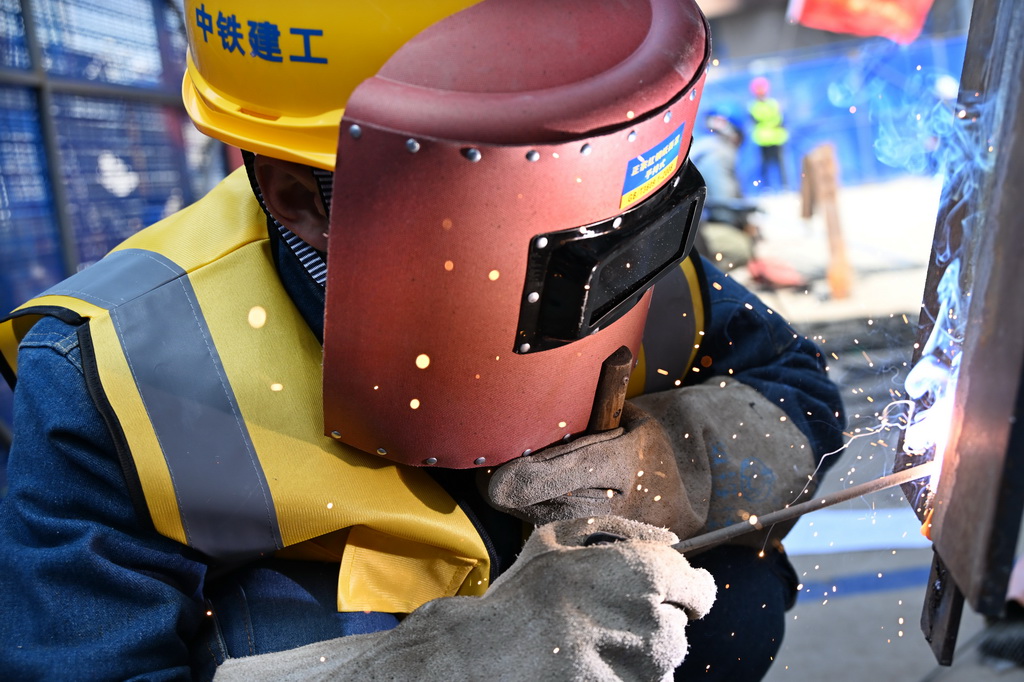 4月8日,在青岛市南京路1号项目比赛现场,一名选手在电焊工个人赛中。