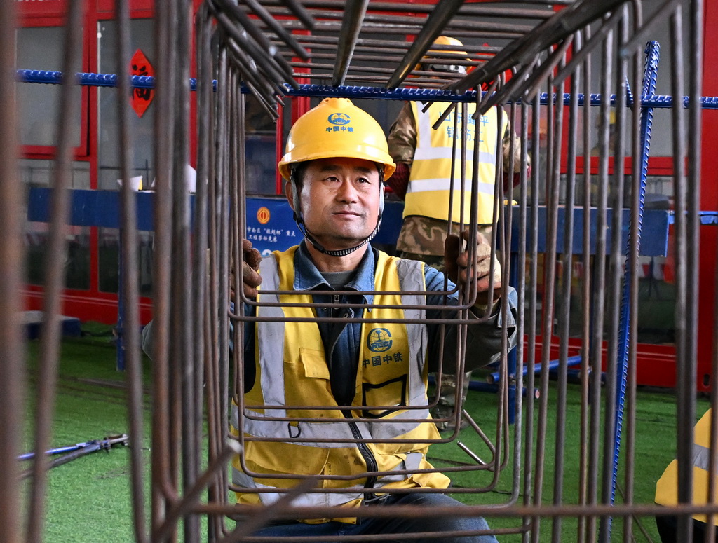 4月8日,在青岛市南京路1号项目比赛现场,一名选手在钢筋工团体赛中。