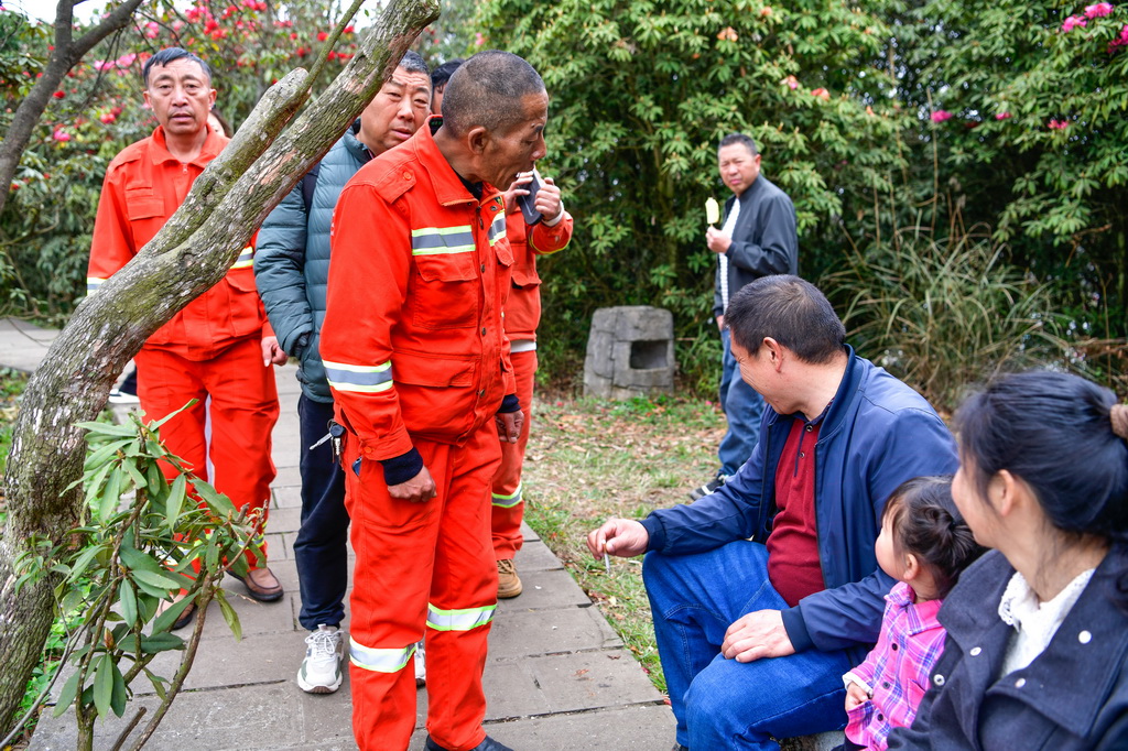 在贵州百里杜鹃管理区金坡景区,森林防火队员制止一名游客在林区吸烟(4月2日摄)。