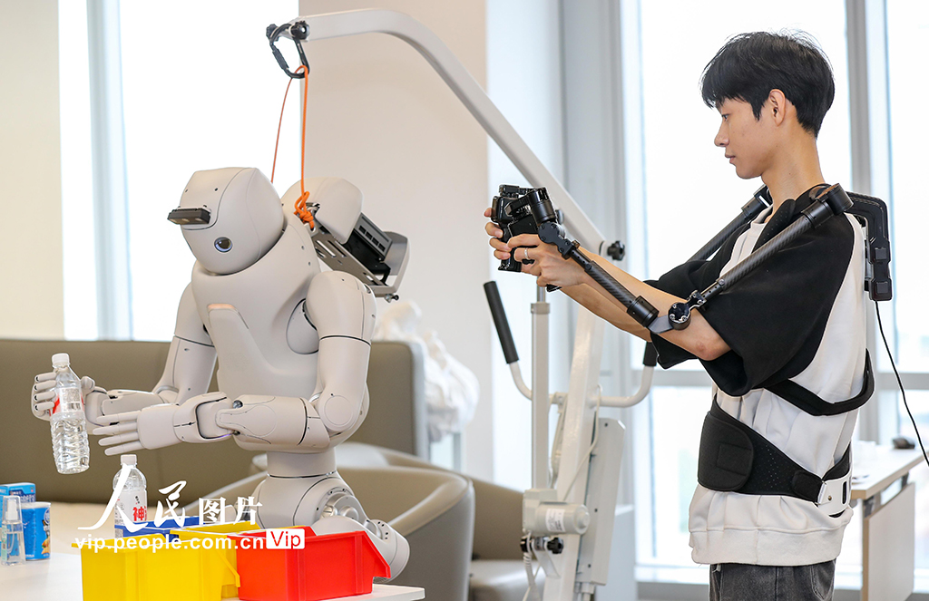 四川宜宾:训练机器人【2】