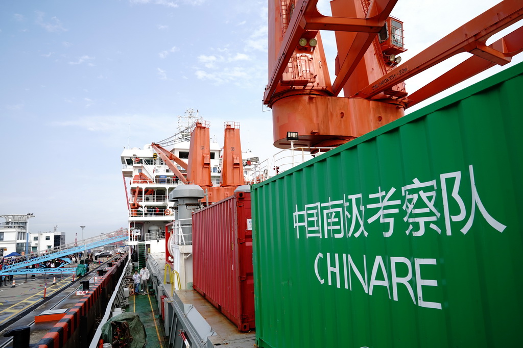 4月9日，“雪龙”号停靠在中国极地考察国内基地码头。