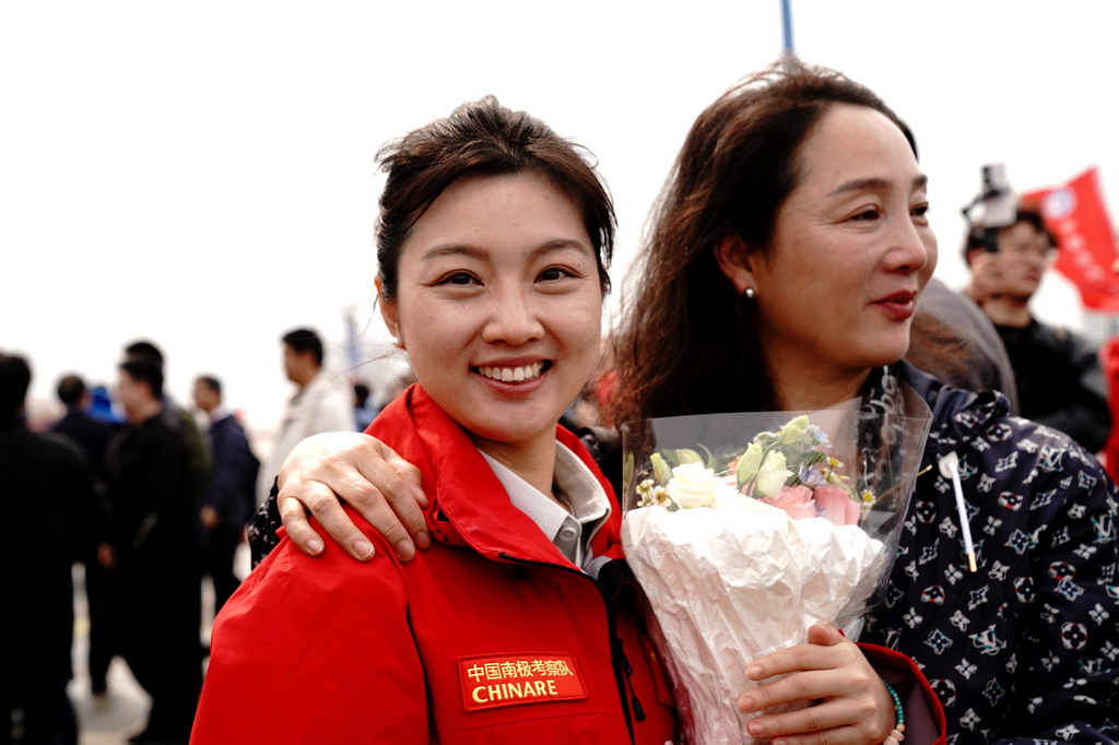 4月9日，中国第42次南极考察队队员（左）与家人团聚。