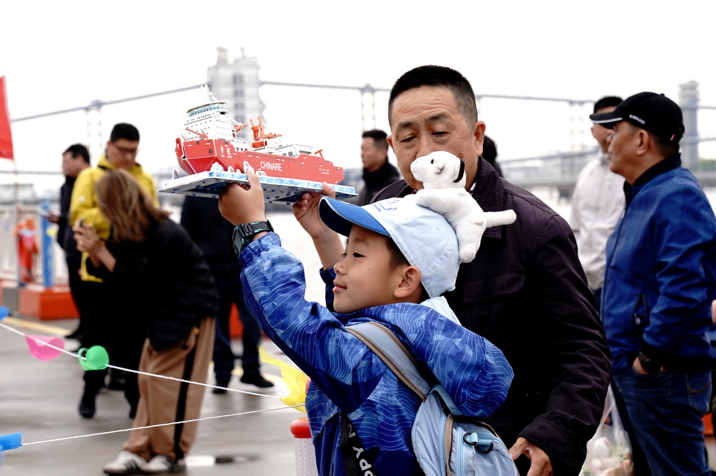 4月9日，人们在码头迎接中国第42次南极考察队凯旋。