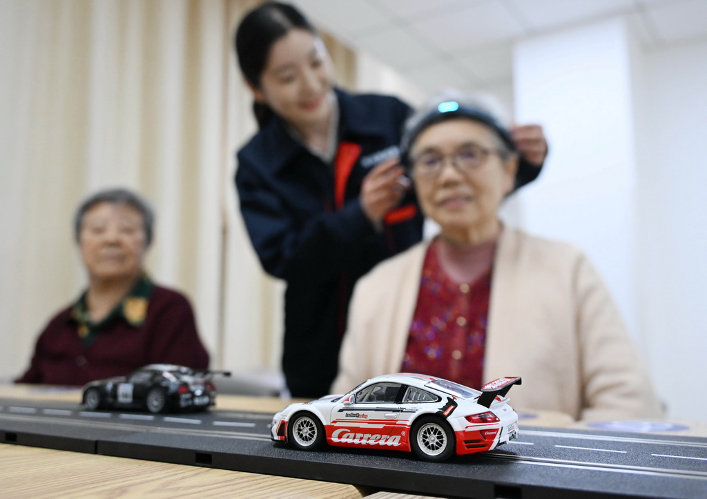 4月9日,在青岛市康养领域具身机器人暨智能康复类产品训练验证中心,老人在体验脑机智能设备。