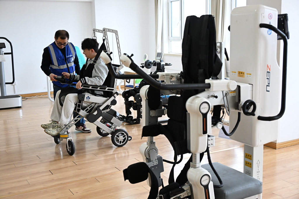 4月9日,在青岛市康养领域具身机器人暨智能康复类产品训练验证中心,工作人员在对行走机器人进行测试和验证。