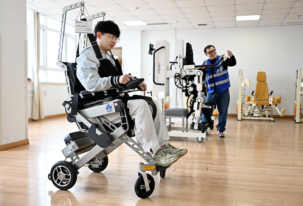 4月9日,在青岛市康养领域具身机器人暨智能康复类产品训练验证中心,工作人员在对行走机器人进行测试和验证。