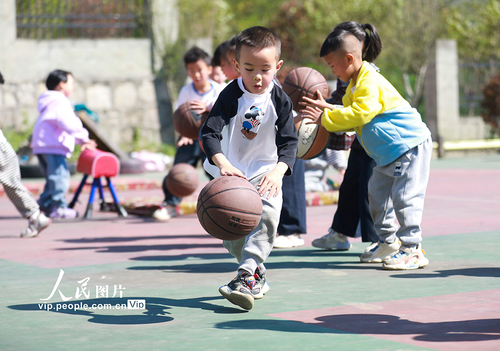 贵州黔西:春日趣玩“动”见成长【4】