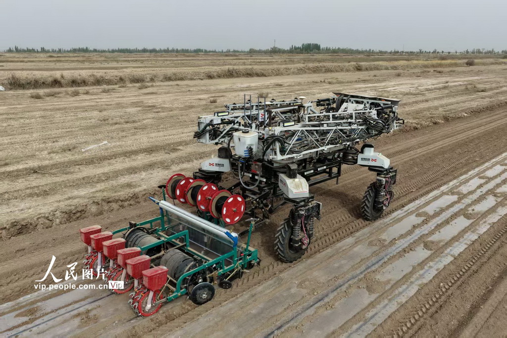 新疆阿拉尔:“机器人”播种棉花【2】