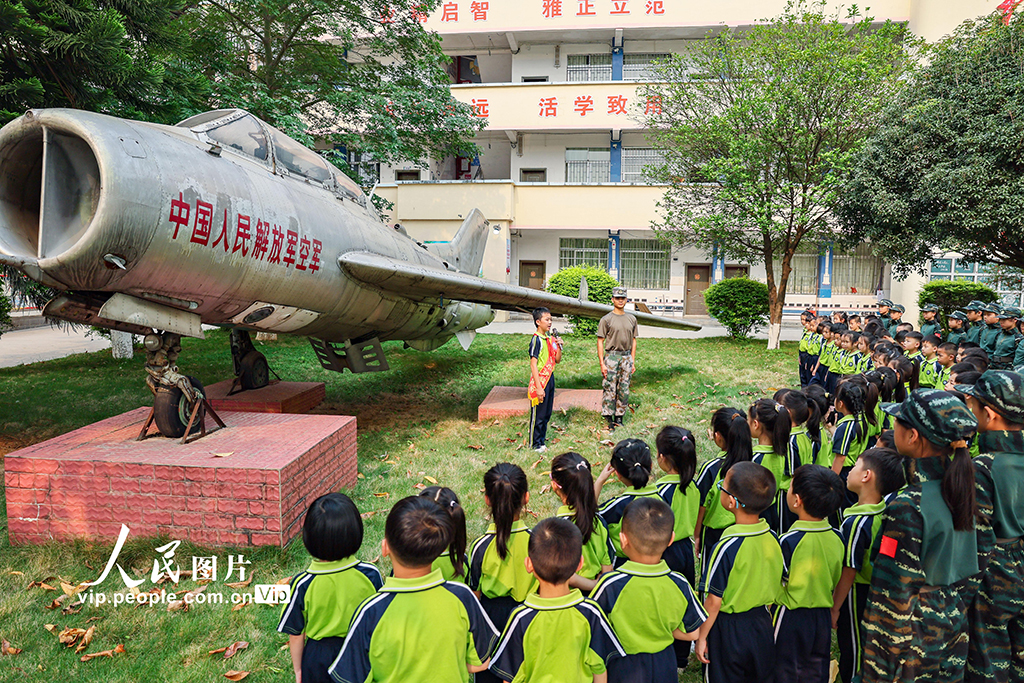 2026年4月14日,在广西贺州八步区龙山小学国防教育基地,学校红领巾讲解员正在为一年级学生讲解国防知识。龙山小学近日开展全民国家安全教育主题活动,通过主题队会、知识宣讲、艺术作品展、航模展示等形式,提升学生国防与国家安全意识,共同筑牢国家安全防线。黎豪图摄(人民图片网)