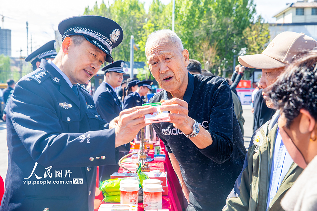 2026年4月13日,山东滕州市公安局民警在龙泉广场向市民宣传国家安全法律法规知识。滕州市公安局组织民警深入街头,开展形式多样的主题宣传活动,提升群众维护国家安全的意识。孙杨摄(人民图片网)