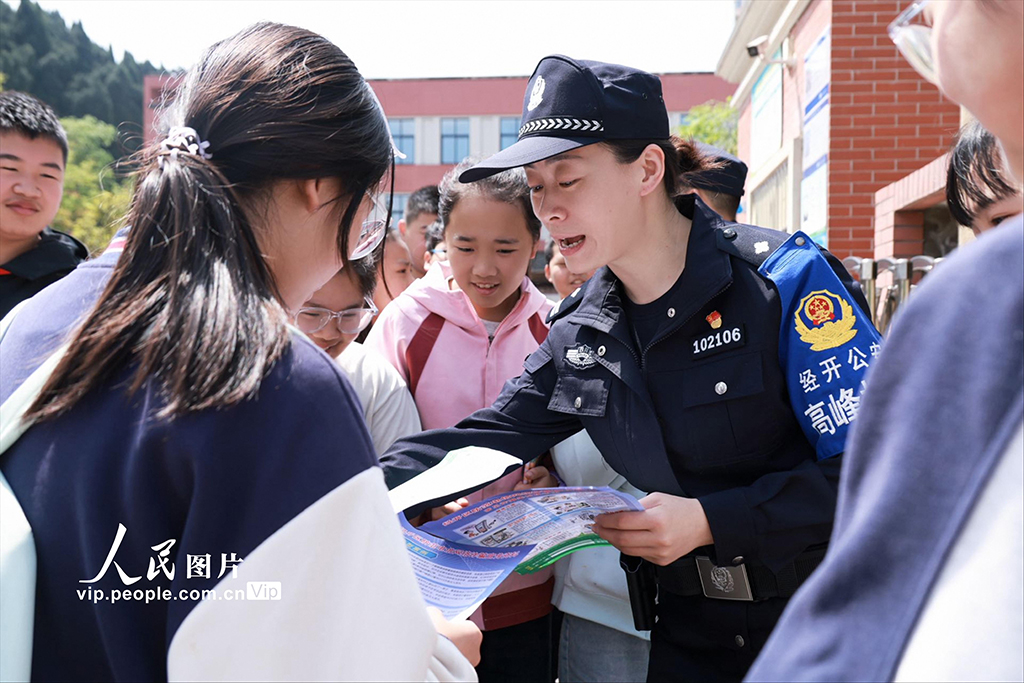 2026年4月9日,四川遂宁市公安局经开分局民警在辖区学校向学生普及国家安全知识。近日,该分局开展全民国家安全教育主题活动,通过普法宣讲、展板展示、现场咨询等形式,宣传国家安全法律法规,提升群众安全防范意识。同时,分局推行“项目警长”制,精准服务产业发展,以务实警务举措筑牢安全屏障,助力经济社会发展和民生改善。田林摄(人民图片网)