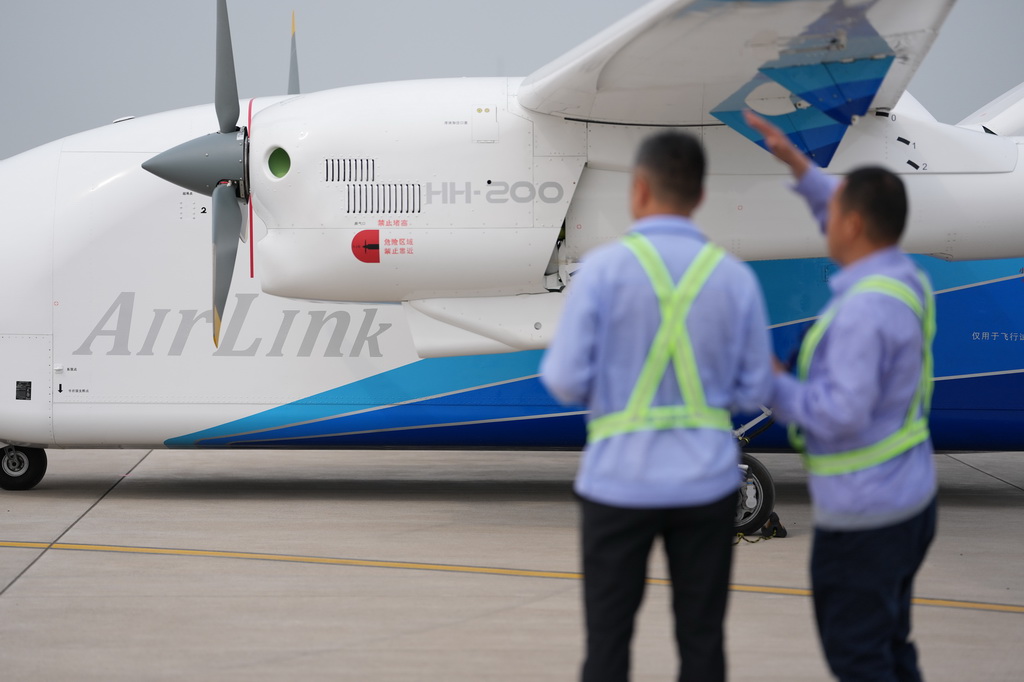 4月15日,HH-200航空商用无人运输系统在航空工业民机试飞中心渭南运营基地完成首飞。