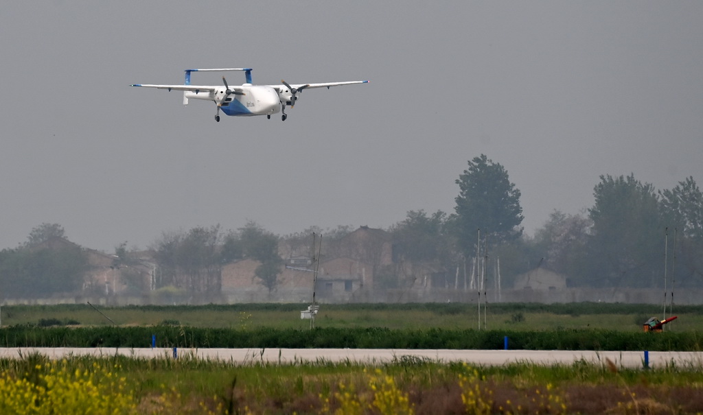 4月15日,HH-200航空商用无人运输系统在航空工业民机试飞中心渭南运营基地降落。