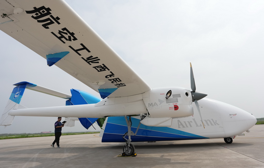 4月15日,记者在航空工业民机试飞中心渭南运营基地拍摄完成首飞的HH-200航空商用无人运输系统。