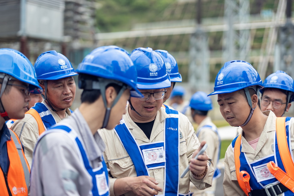 4月15日，检修人员在“疆电入渝”工程渝北换流站查看检修任务。