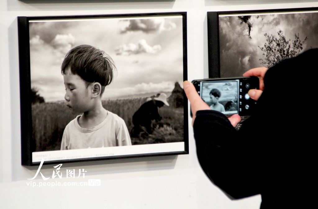 《汗土·我的西海固》牛红旗摄影作品展在中国摄影画廊开幕【2】