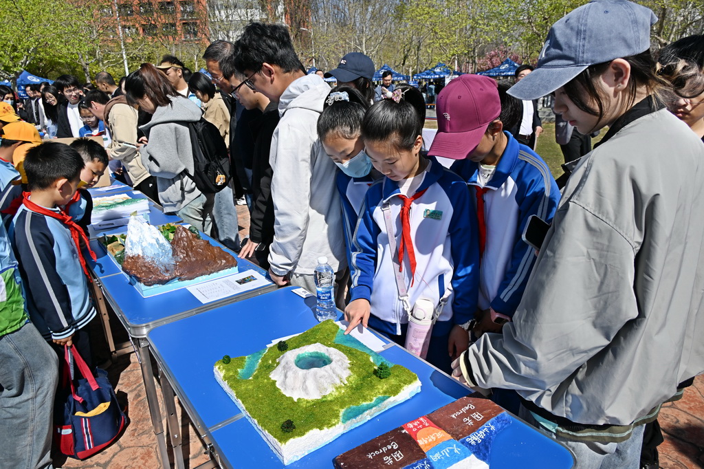 4月19日，参观者在地质模型制作大赛上参观。