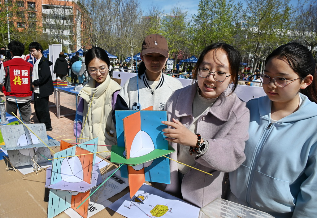 4月19日，参赛者在地质模型制作大赛上介绍晶体结构模型。