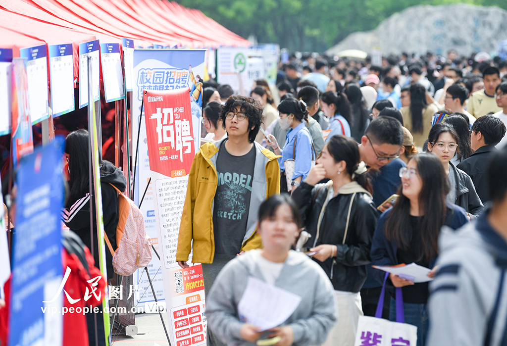 河北石家庄:校园双选会促就业【2】