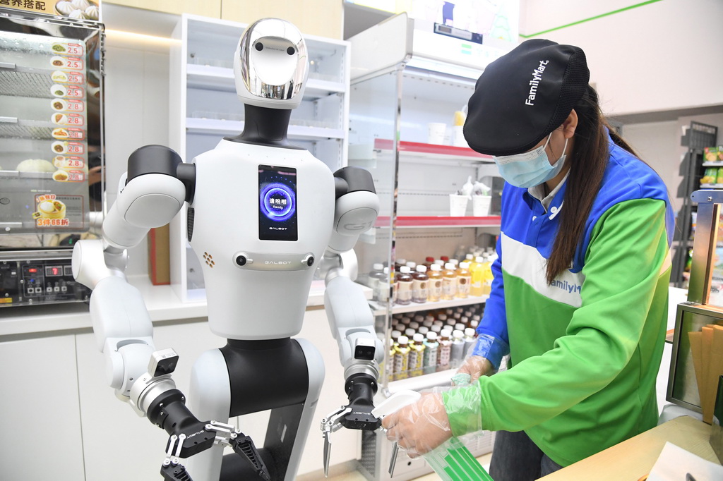 4月22日,在北京市海淀区中关村大街一座大厦内的便利店,工作人员为机器人的抓夹进行消毒。
