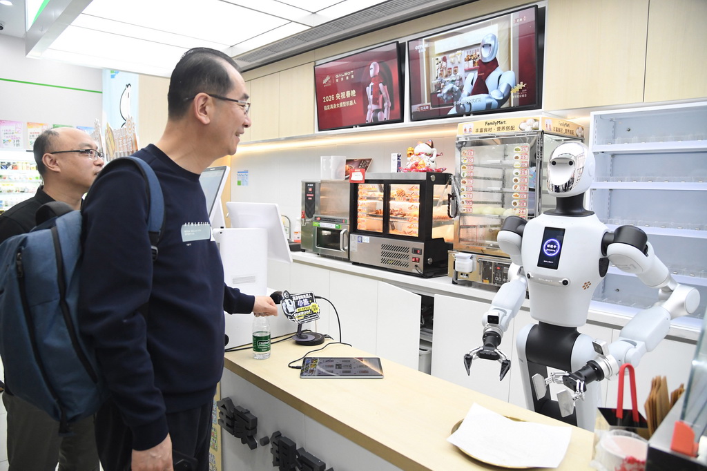 4月22日，在北京市海淀区中关村大街一座大厦内的便利店，顾客通过与机器人进行语音互动的形式下单商品。