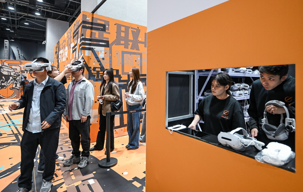 4月23日,体验者在主题展上排队体验VR科普科幻剧。这是本次展览的最大亮点,基于真实探月数据打造。体验者将以第一视角“穿越”至2049年月球南极“天枢”基地,亲历火箭发射、地月轨道转移、太空漫步、载人登月、月面科考等全流程场景,直面陨石撞击、宇宙射线、太阳风暴等震撼特效。