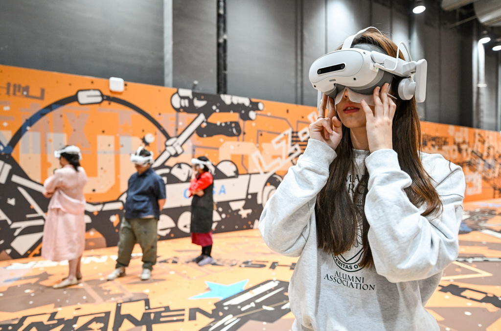4月23日,体验者在主题展上体验VR科普科幻剧。这是本次展览的最大亮点,基于真实探月数据打造。体验者将以第一视角“穿越”至2049年月球南极“天枢”基地,亲历火箭发射、地月轨道转移、太空漫步、载人登月、月面科考等全流程场景,直面陨石撞击、宇宙射线、太阳风暴等震撼特效。