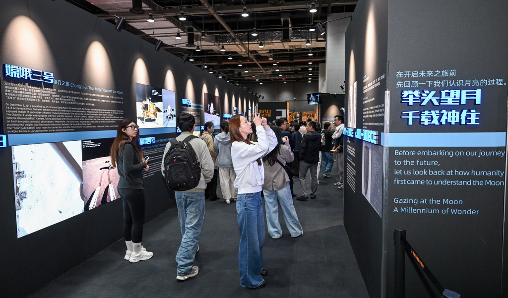 4月23日,观众在主题展上参观。